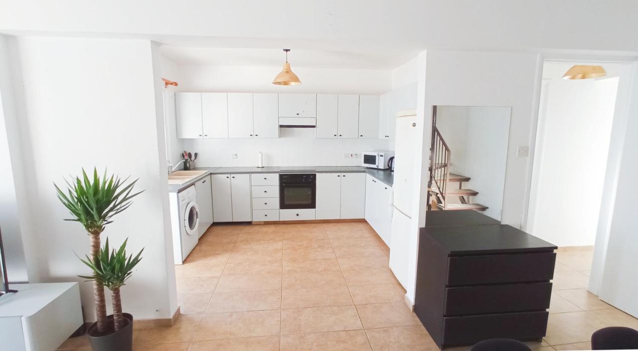 Luxury Private Rooms -Sea View, Netflix, Gym- 5 Min From Beach! - Private Room In Shared Apartment Larnaca Eksteriør billede