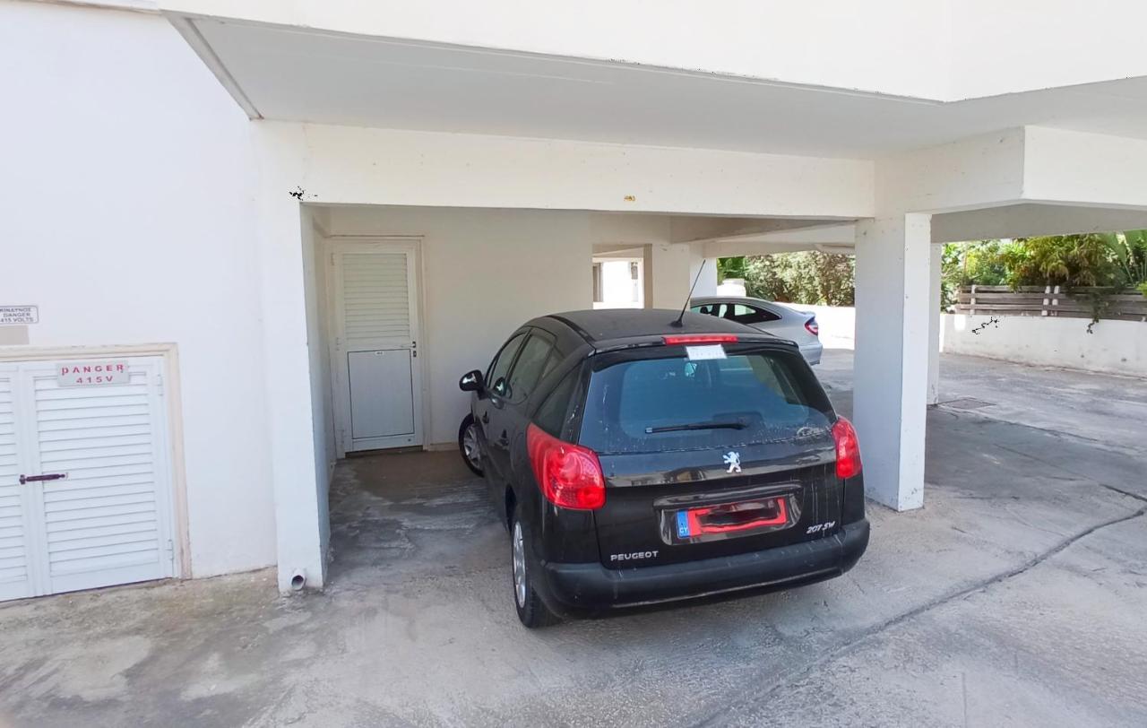 Luxury Private Rooms -Sea View, Netflix, Gym- 5 Min From Beach! - Private Room In Shared Apartment Larnaca Eksteriør billede