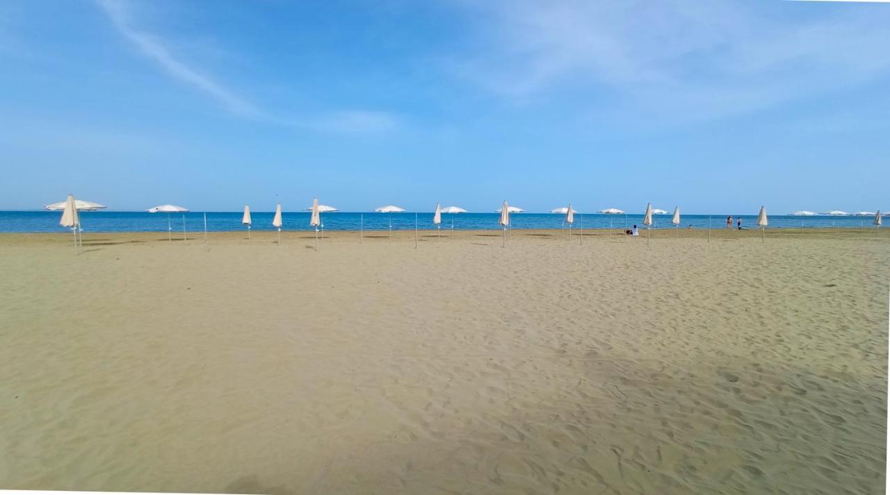 Luxury Private Rooms -Sea View, Netflix, Gym- 5 Min From Beach! - Private Room In Shared Apartment Larnaca Eksteriør billede