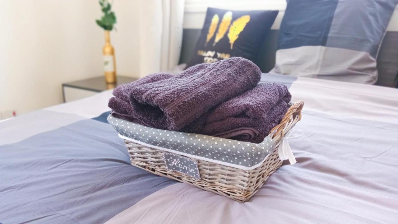 Luxury Private Rooms -Sea View, Netflix, Gym- 5 Min From Beach! - Private Room In Shared Apartment Larnaca Eksteriør billede