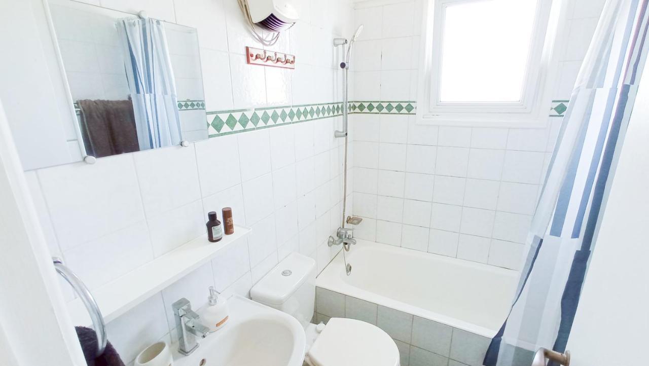 Luxury Private Rooms -Sea View, Netflix, Gym- 5 Min From Beach! - Private Room In Shared Apartment Larnaca Eksteriør billede