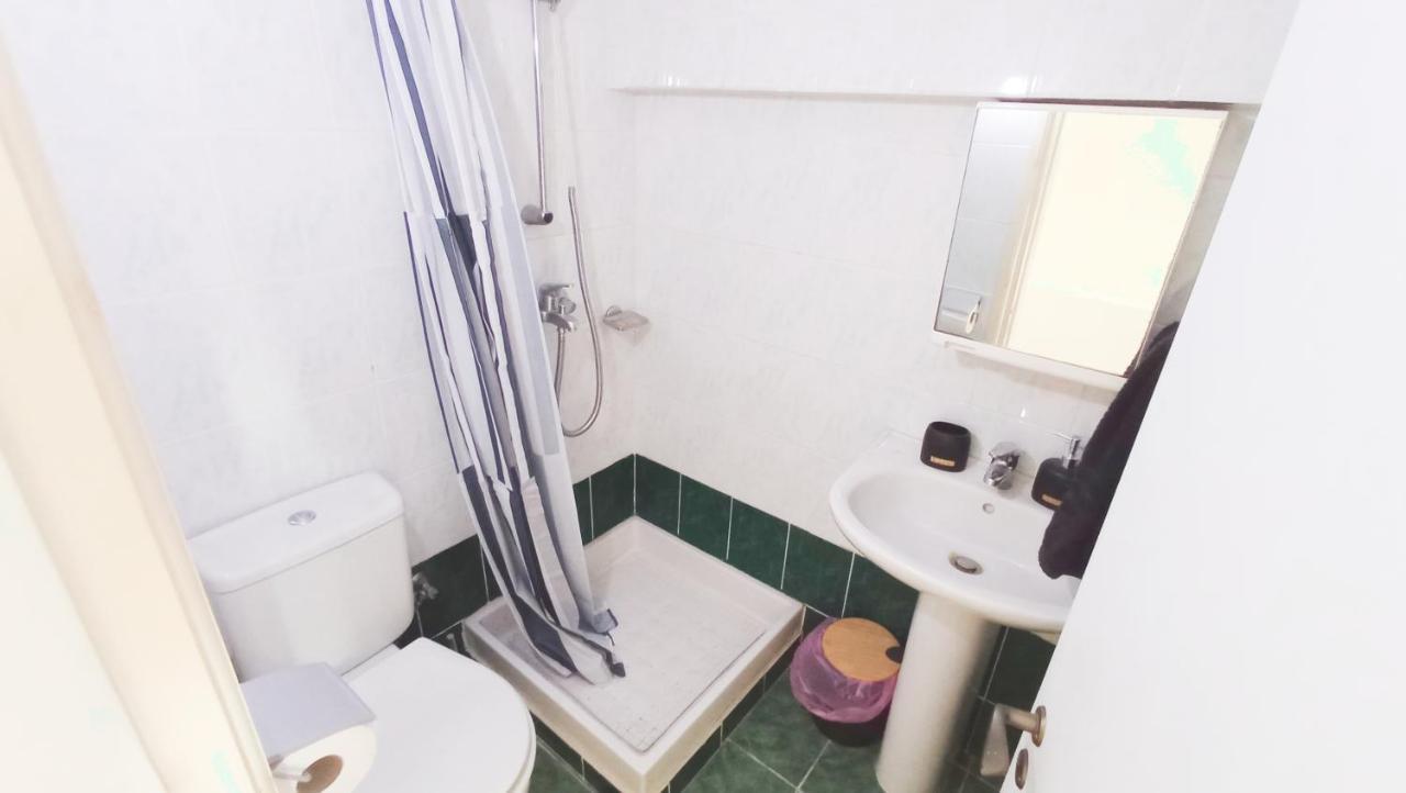 Luxury Private Rooms -Sea View, Netflix, Gym- 5 Min From Beach! - Private Room In Shared Apartment Larnaca Eksteriør billede