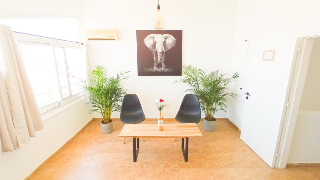 Luxury Private Rooms -Sea View, Netflix, Gym- 5 Min From Beach! - Private Room In Shared Apartment Larnaca Eksteriør billede